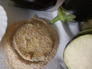 Impanate la melanzana con olio e pane grattugiato