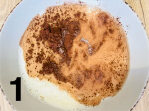In una ciotola: latte, zucchero e cacao 