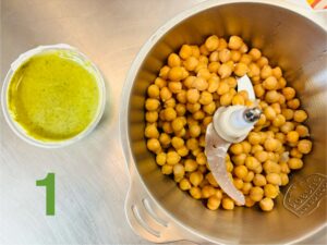 In un mixer i ceci e in una coppetta il pesto