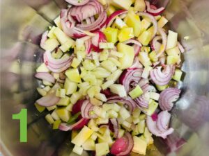 In pentola: cavolo, cipolla, patate, e sedano