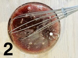in una ciotola: vino, zucchero e olio