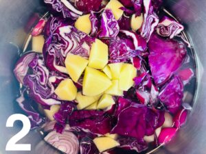 in padella tutti gli ingredienti con l'acqua