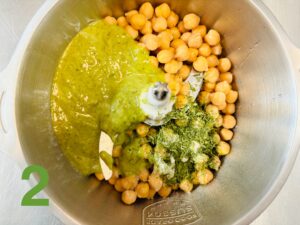 Pesto aggiunto nel mixer
