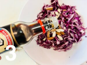 salsa di soia nell'insalata
