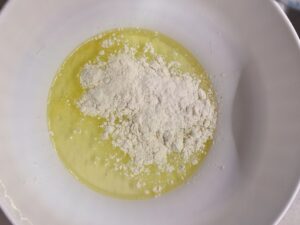 Ciotola con albumi e farina