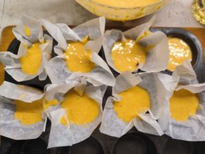 Muffin crudi in carta forno e pirottini