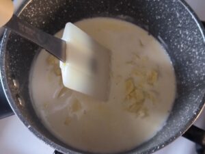 Panna e cioccolato in un pentolino