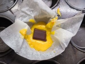 composto in carta da forno con pezzo di cioccolato
