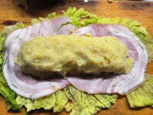 aggiungere le patate sopra il prosciutto