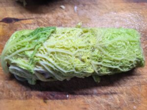 Arrotolare la verza e formare un rotolo