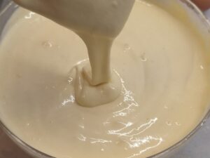 Mescolate latte e altri ingredienti