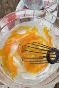 montate uova e zucchero