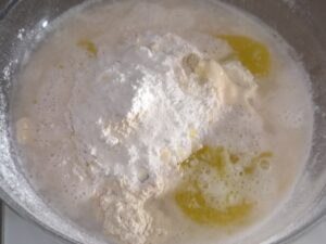 farina, acqua, sale, lievito e olio