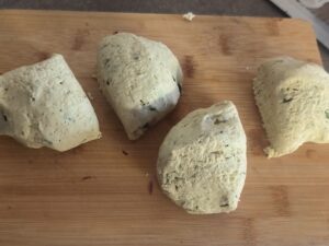 Taglia l'impasto a porzioni 