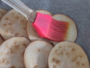 spennellata di olio sulle melanzane