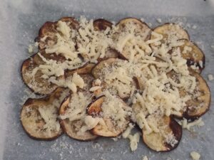 Sfornate le melanzane e aggiungete il formaggio