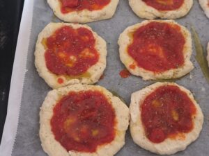 aggiungi il pomodoro, sale e olio