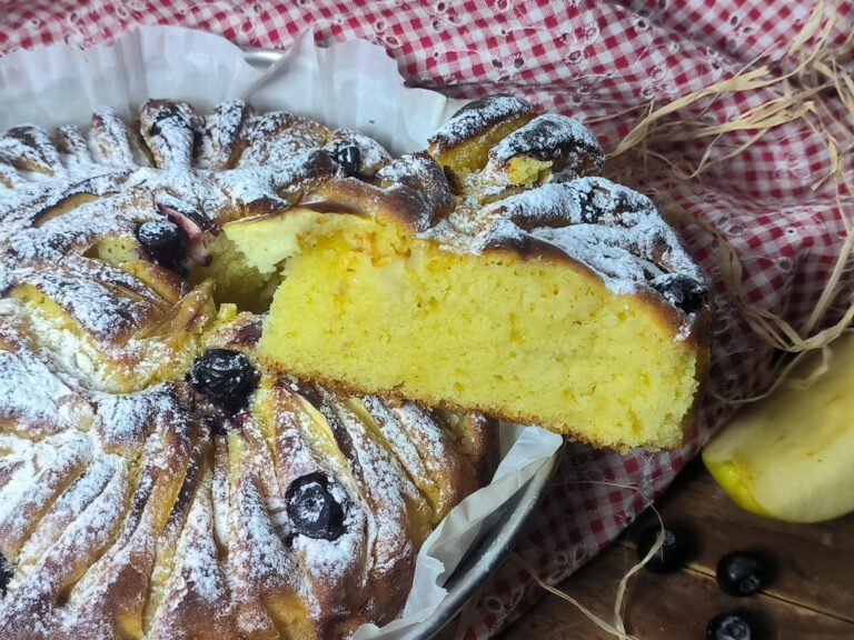 Torta allo yogurt con mele e mirtilli