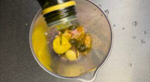 Frulla tutti gli ingredienti della salsa