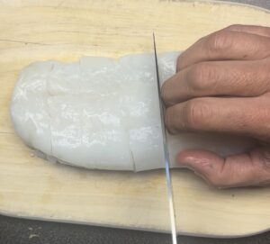 Tagliar il baccalà in filetti uniformi