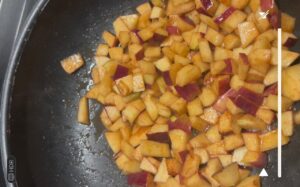 fai rosolare i dadini di mela