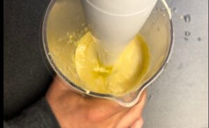 Regola con l'olio e metti in una ciotola