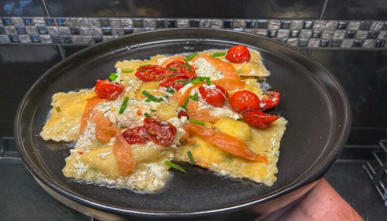 Ravioli al salmone, stracciatella e datterini confit