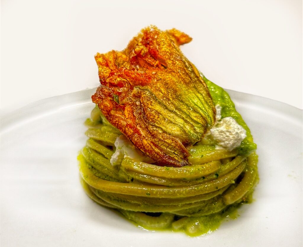 Spaghetti alla chitarra al pesto di zucchine a crudo, fiori di zucca fritti e robiola