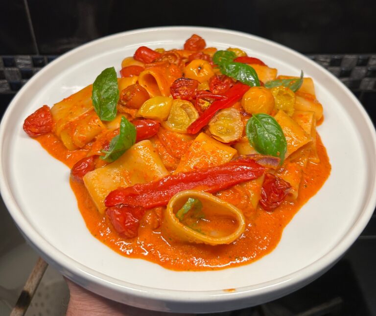 Calamarata alla salsa di peperoni e datterini arrostiti